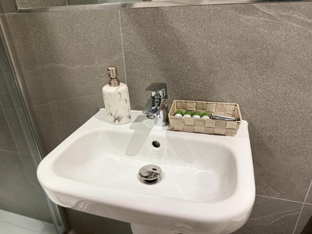 Apartment Newly Built 2br-2bath With Balcony In Mcr-sleeps4 *