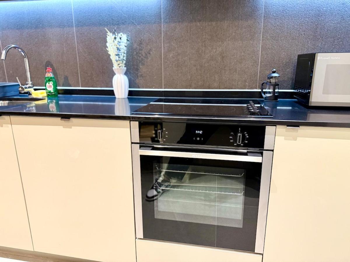 Newly Built 2br-2bath With Balcony In Mcr-sleeps4