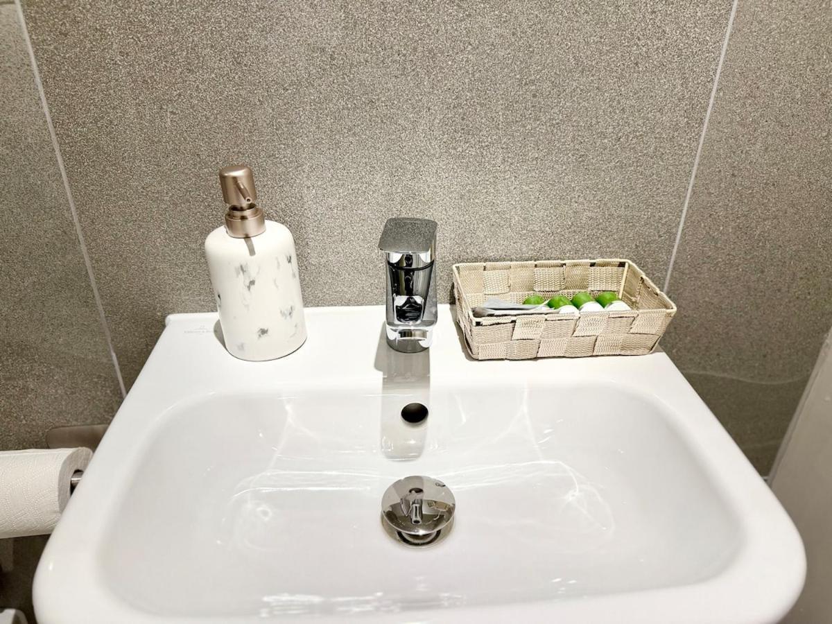 Newly Built 2br-2bath With Balcony In Mcr-sleeps4 Apartment