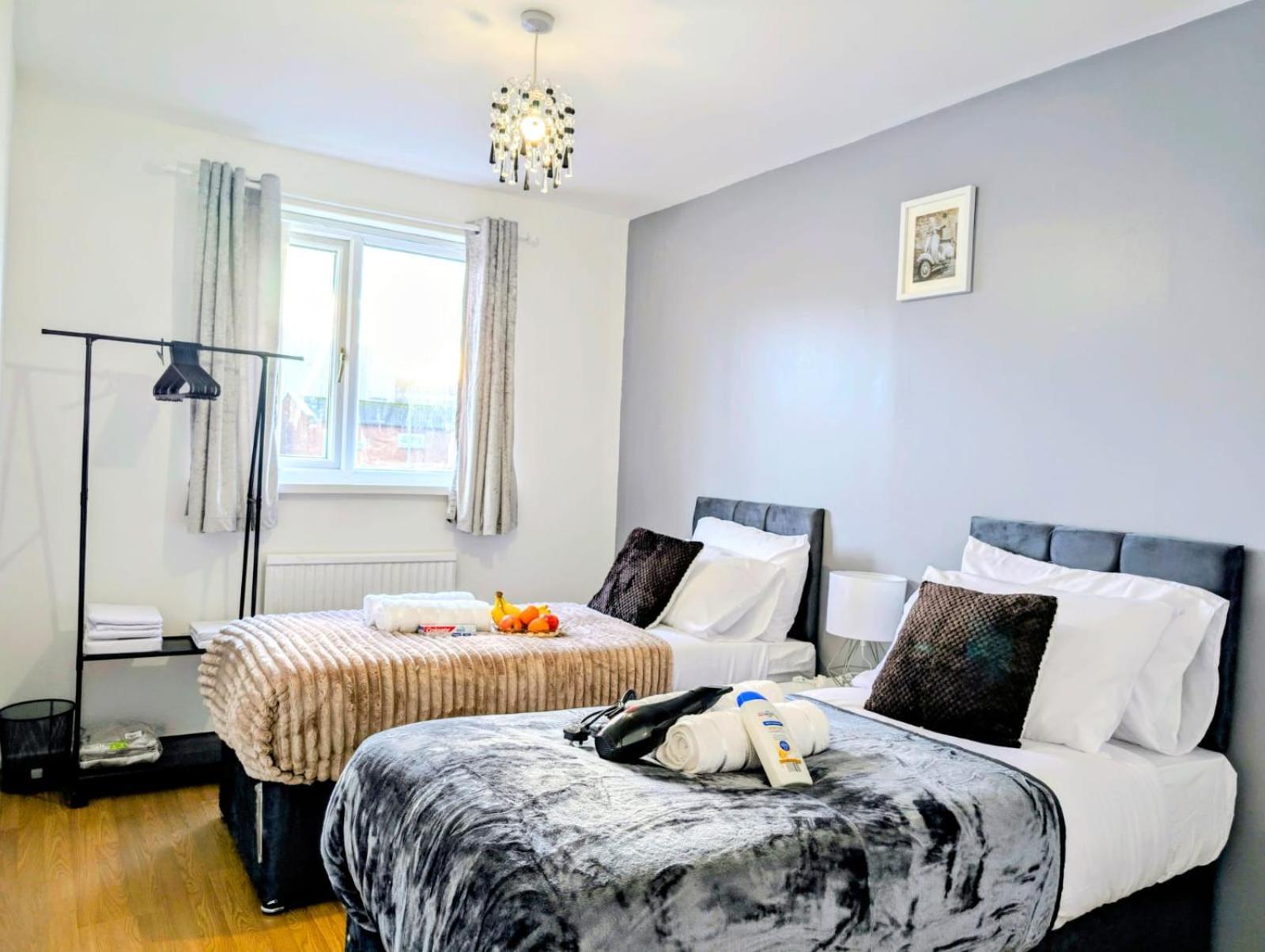 Lovely 5 Bedroom House In Centre With Free Parking! Holiday home *