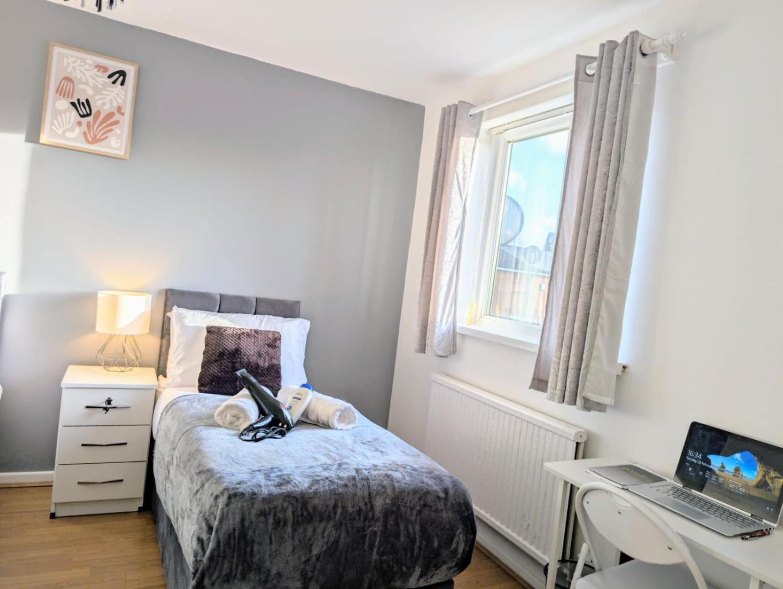 Holiday home Lovely 5 Bedroom House In Centre With Free Parking! *