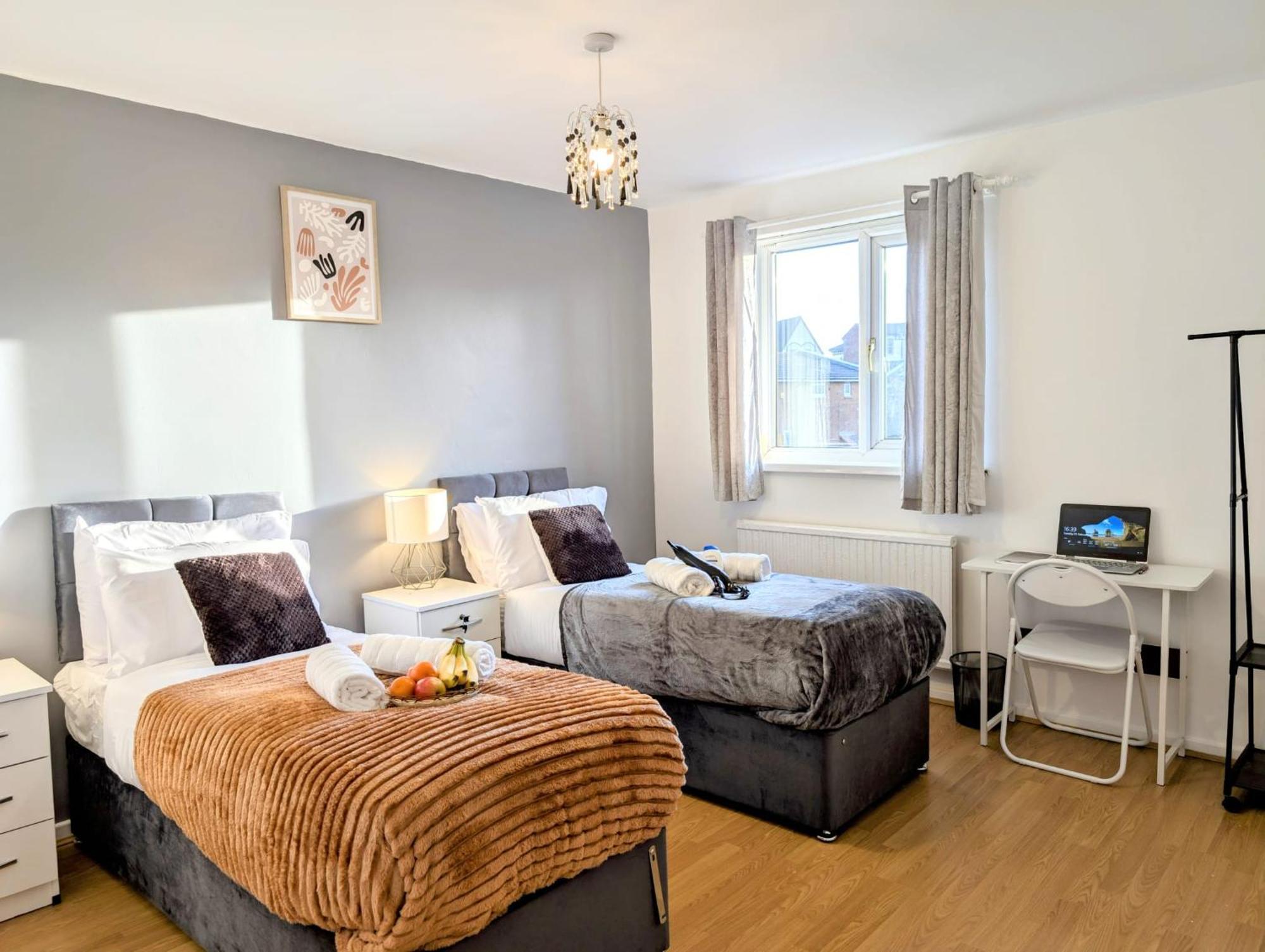 Lovely 5 Bedroom House In Centre With Free Parking!