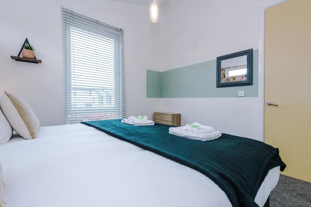 Three Bedroom House By Brookland Serviced Short Lets Leeds With Free Wifi *