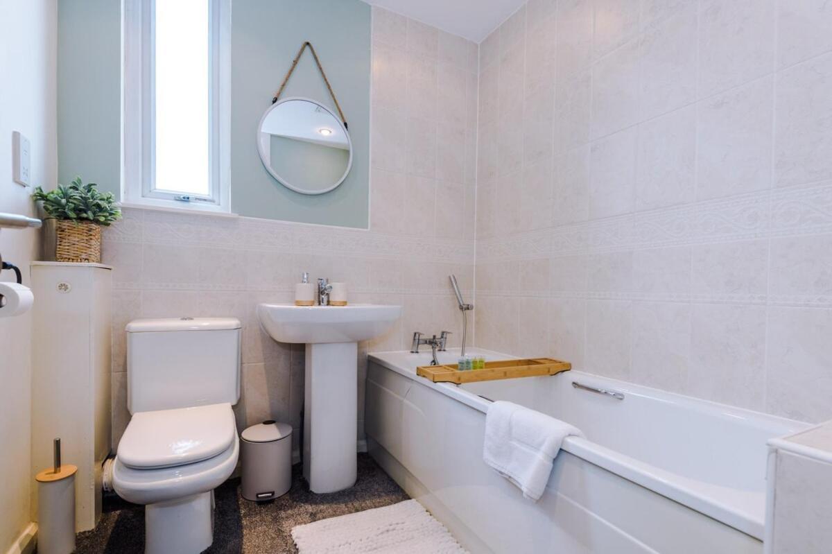Three Bedroom House By Brookland Serviced Short Lets Leeds With Free Wifi Holiday home Manchester