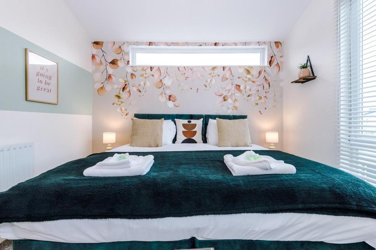 Three Bedroom House By Brookland Serviced Short Lets Leeds With Free Wifi *