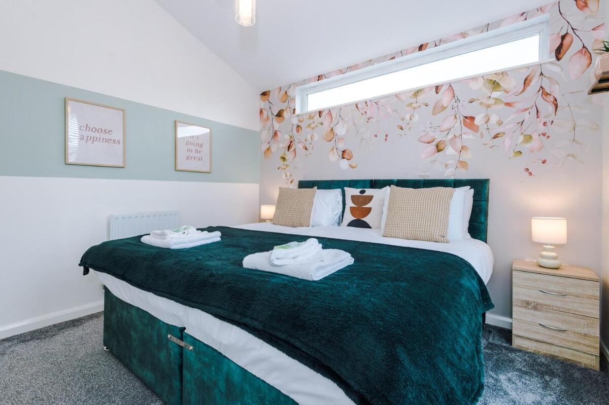 Three Bedroom House By Brookland Serviced Short Lets Leeds With Free Wifi *