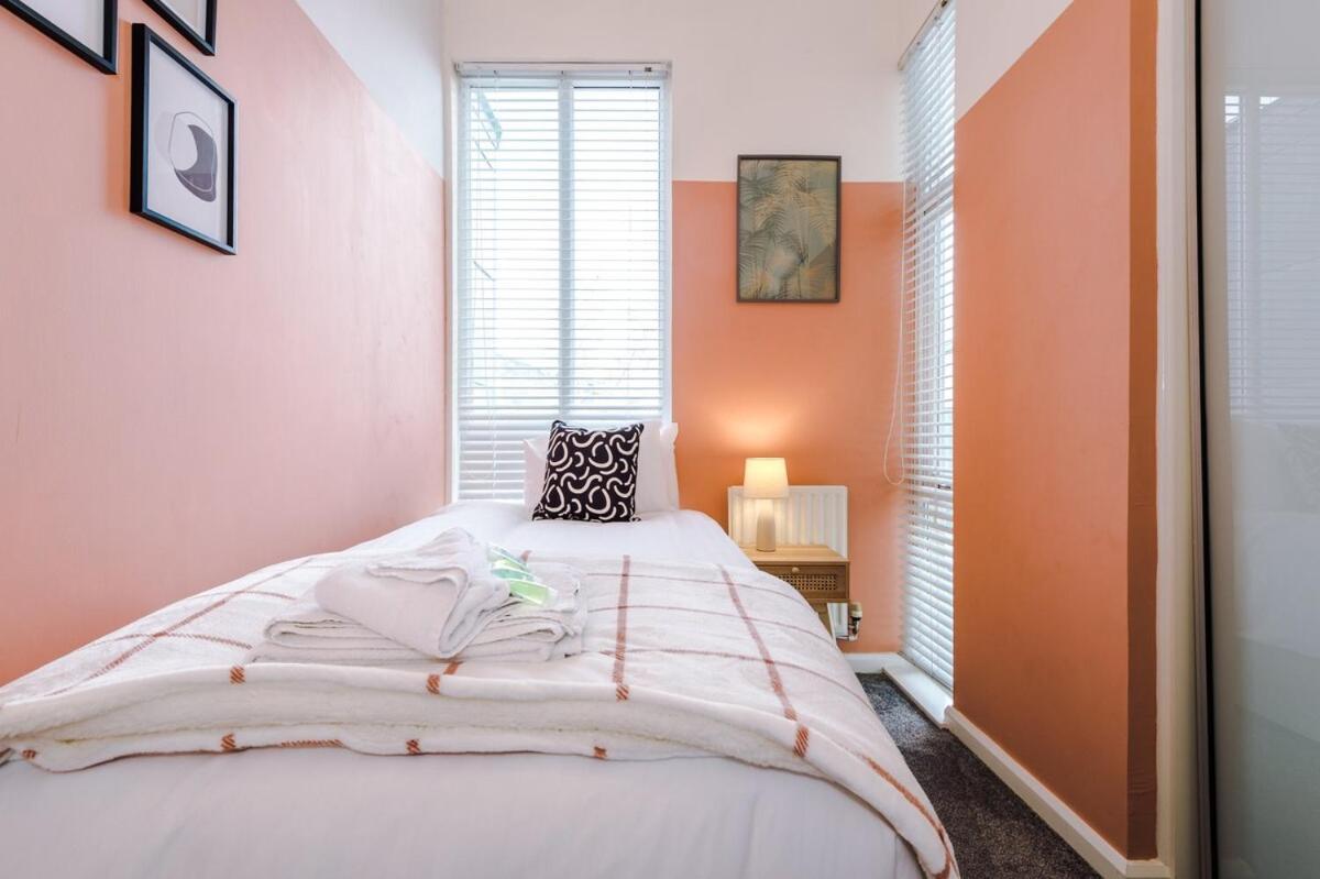 Three Bedroom House By Brookland Serviced Short Lets Leeds With Free Wifi * Manchester