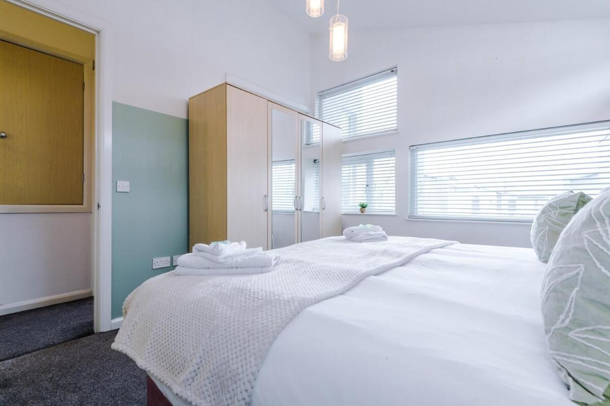 Three Bedroom House By Brookland Serviced Short Lets Leeds With Free Wifi