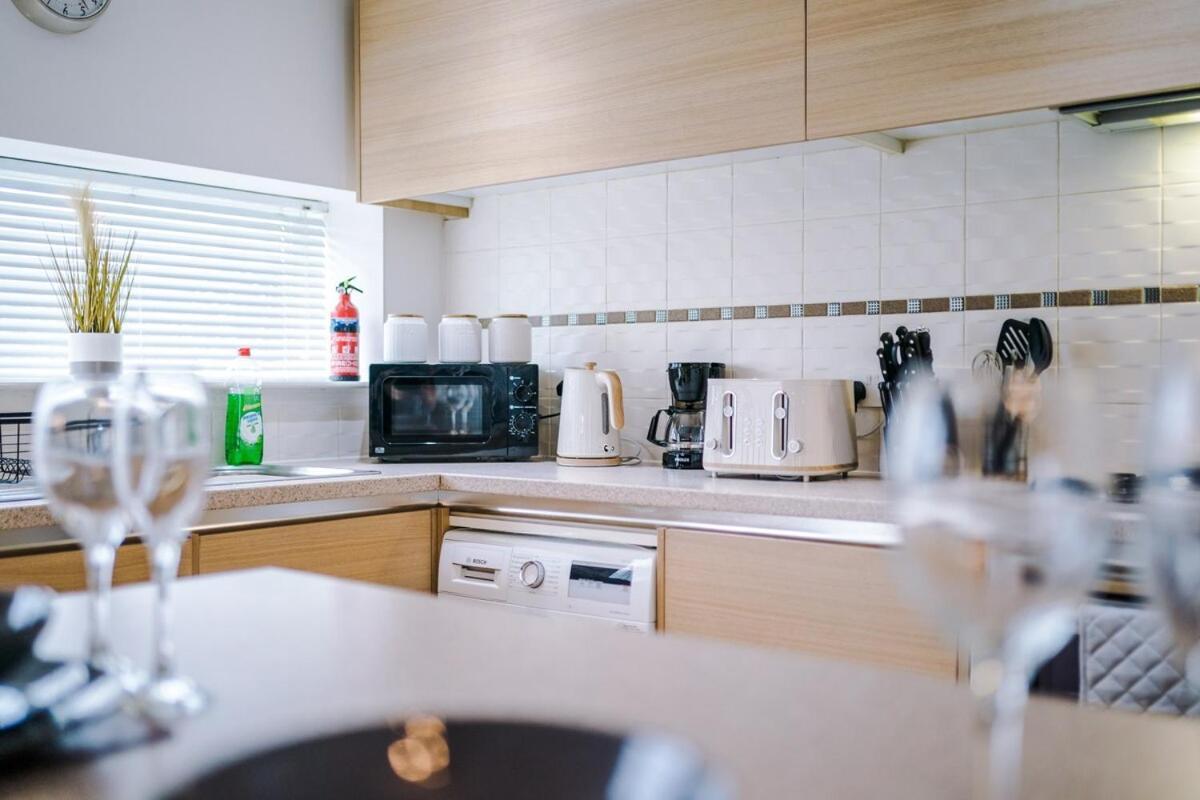 Three Bedroom House By Brookland Serviced Short Lets Leeds With Free Wifi Holiday home *