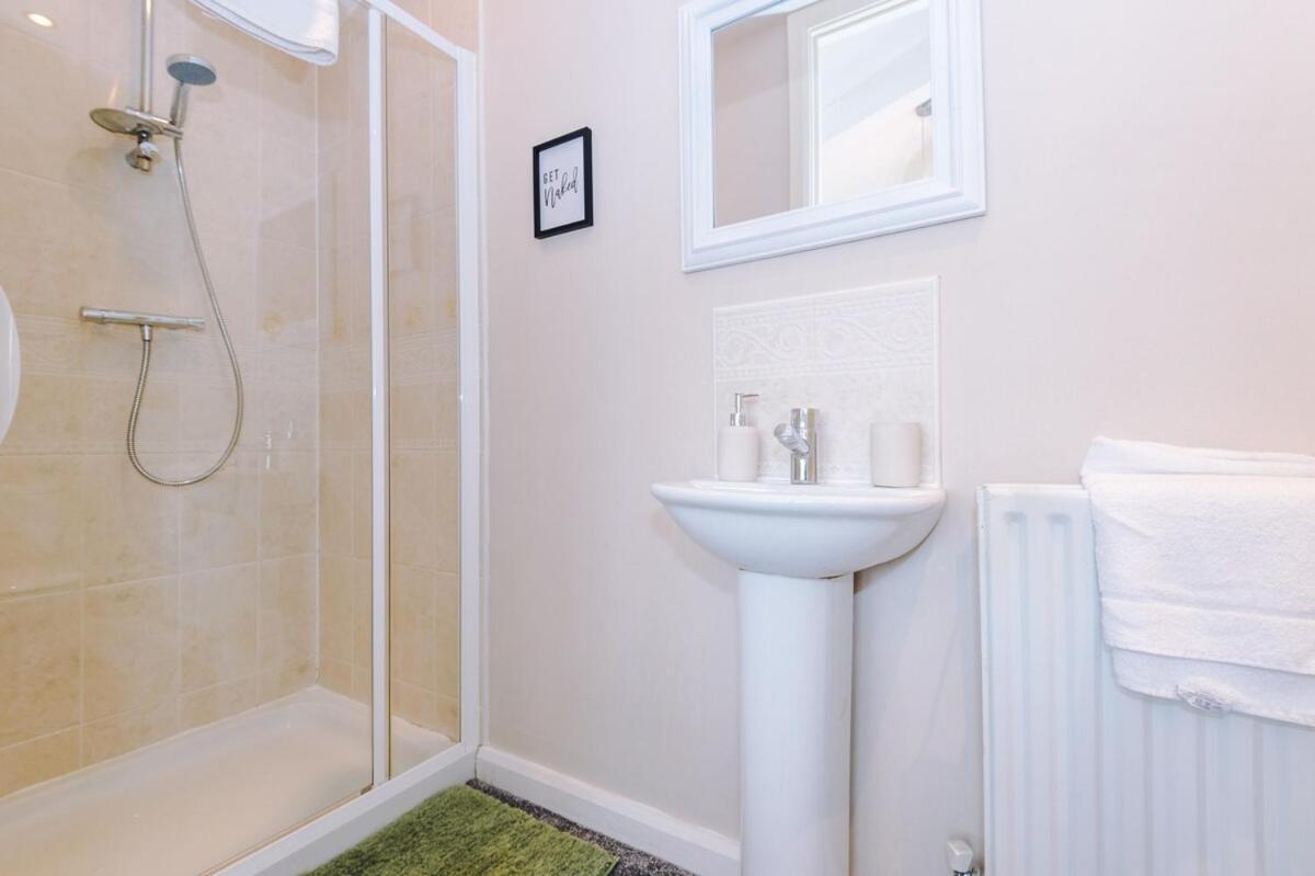 Holiday home Three Bedroom House By Brookland Serviced Short Lets Leeds With Free Wifi *