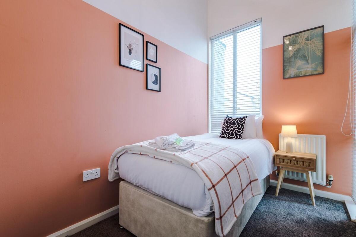 Holiday home Three Bedroom House By Brookland Serviced Short Lets Leeds With Free Wifi Manchester
