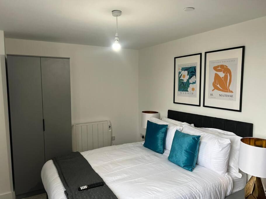 Luxury 2 Bed 2 Bath Flat Near Old Trafford Manchester