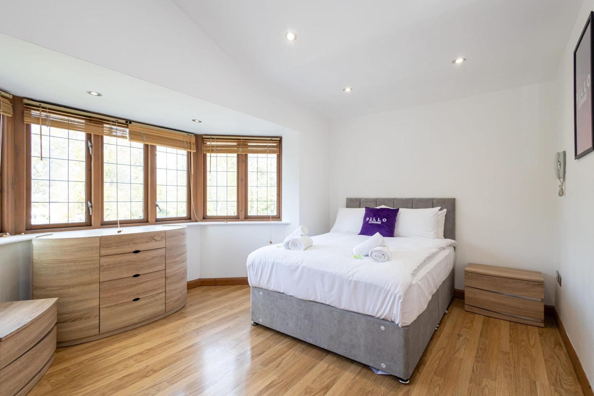Pillo - Abbey Grove * Manchester