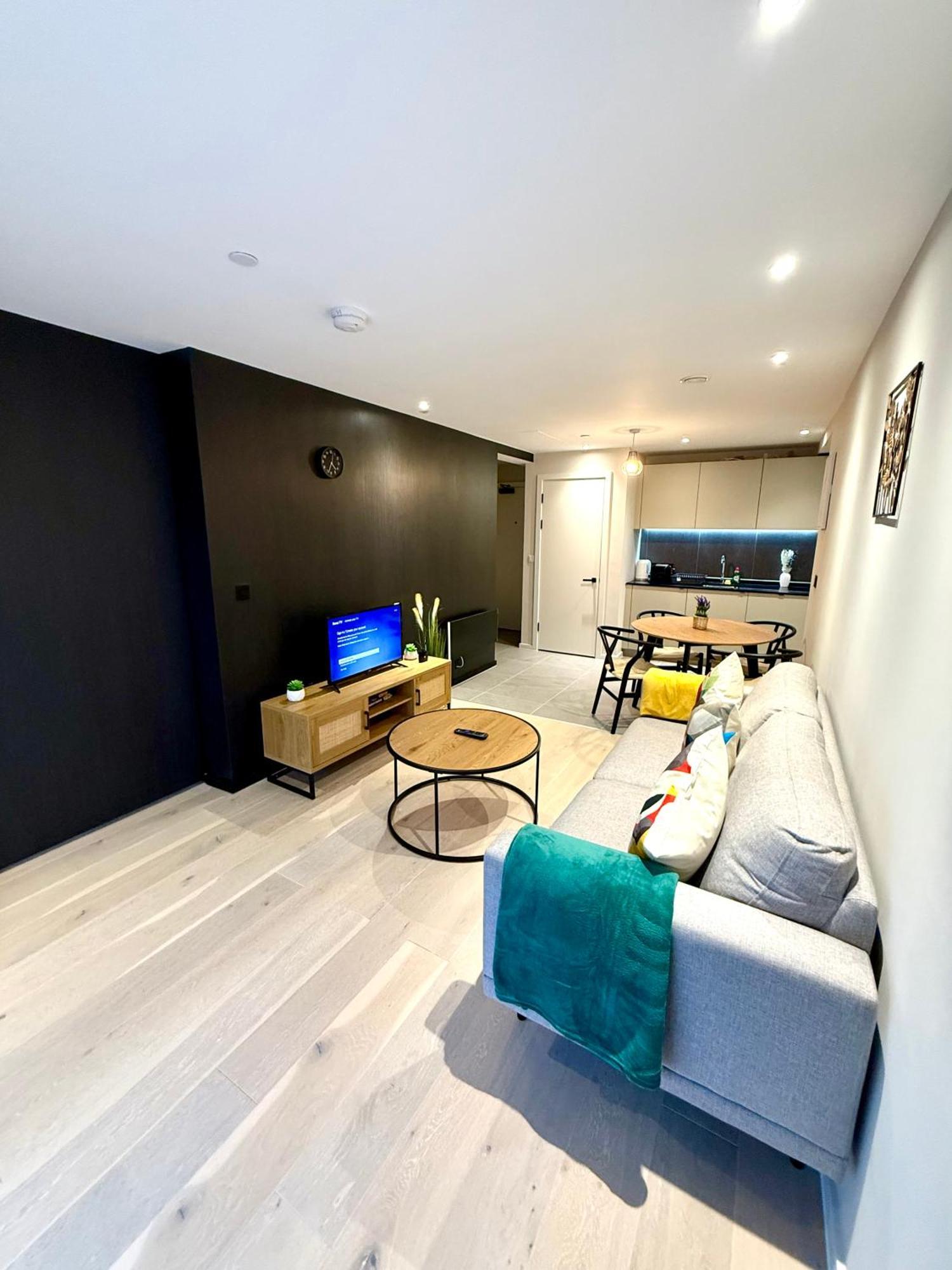 Newly Built 2br-2bath With Balcony In Mcr-sleeps4 Apartment