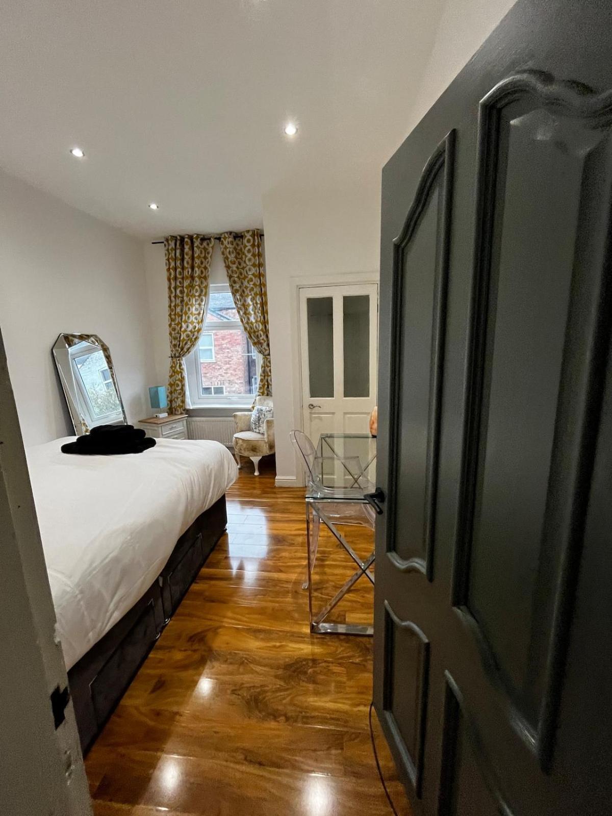 The 3-bed Luxe Sanctuary - Free Parking & Office Holiday home Manchester