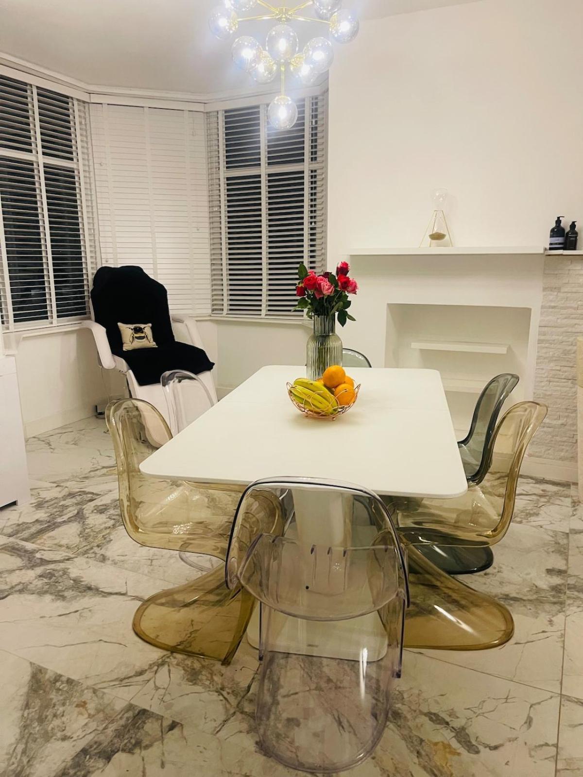 The 3-bed Luxe Sanctuary - Free Parking & Office Holiday home