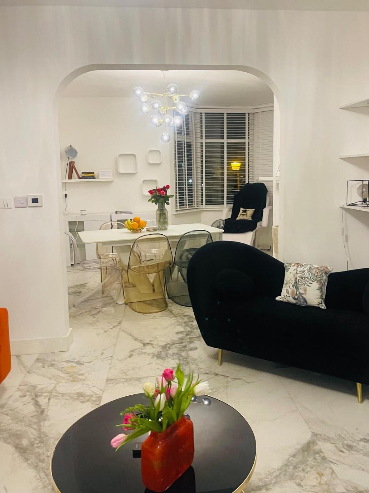 The 3-bed Luxe Sanctuary - Free Parking & Office Holiday home Manchester