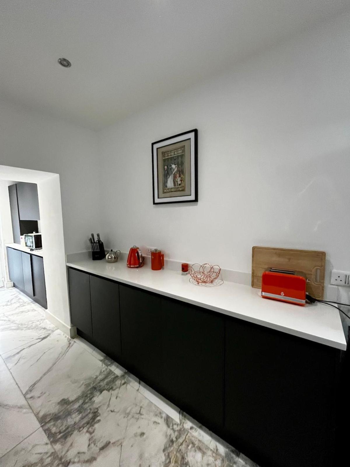 The 3-bed Luxe Sanctuary - Free Parking & Office Manchester