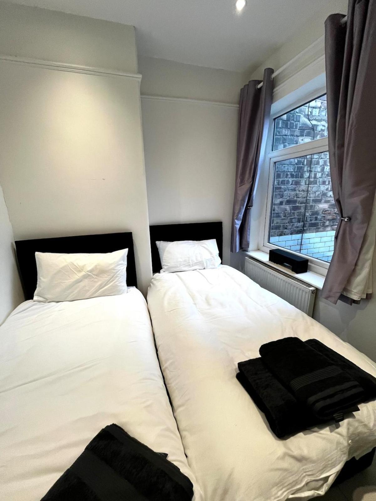 The 3-bed Luxe Sanctuary - Free Parking & Office Holiday home *