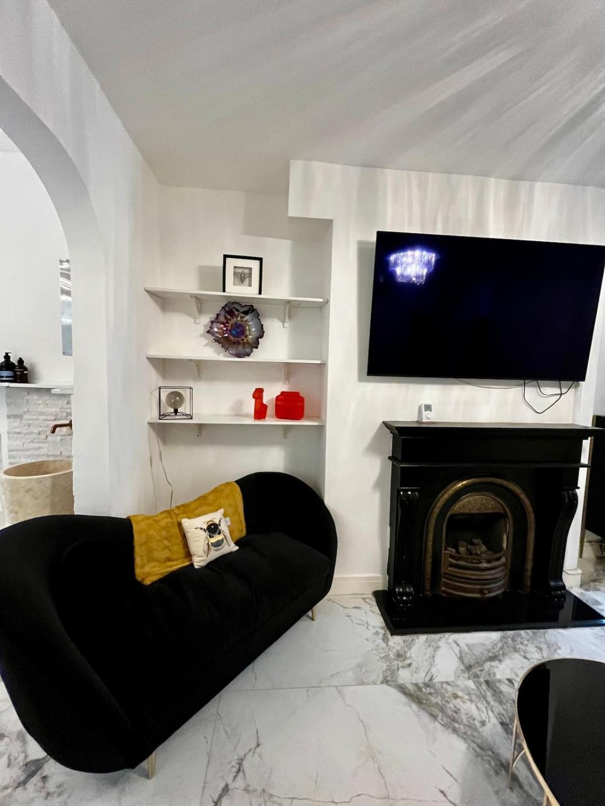 The 3-bed Luxe Sanctuary - Free Parking & Office * Manchester