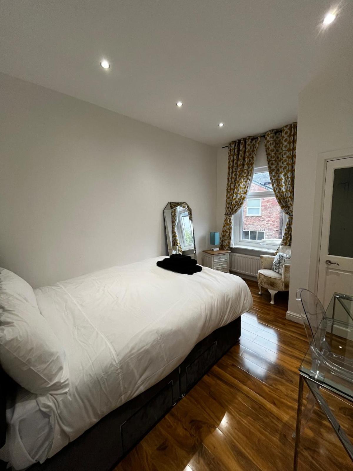 The 3-bed Luxe Sanctuary - Free Parking & Office Holiday home