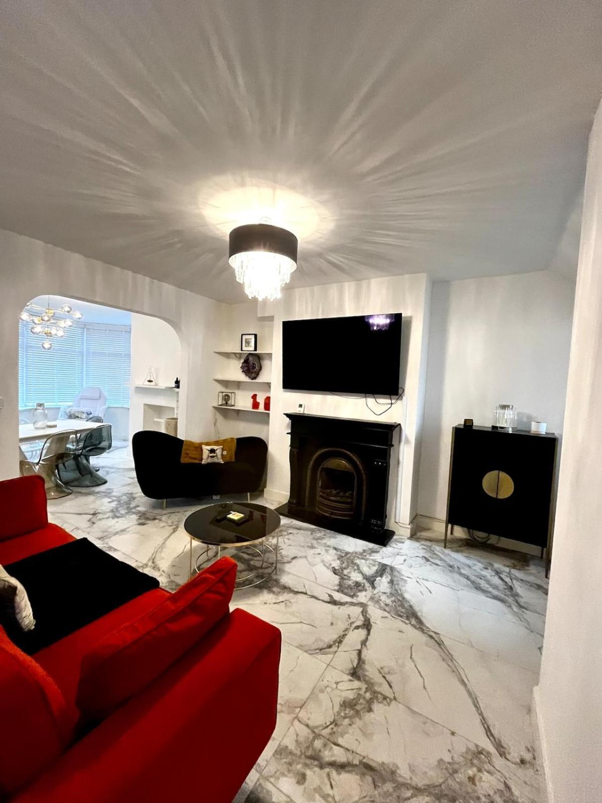 Holiday home The 3-bed Luxe Sanctuary - Free Parking & Office *