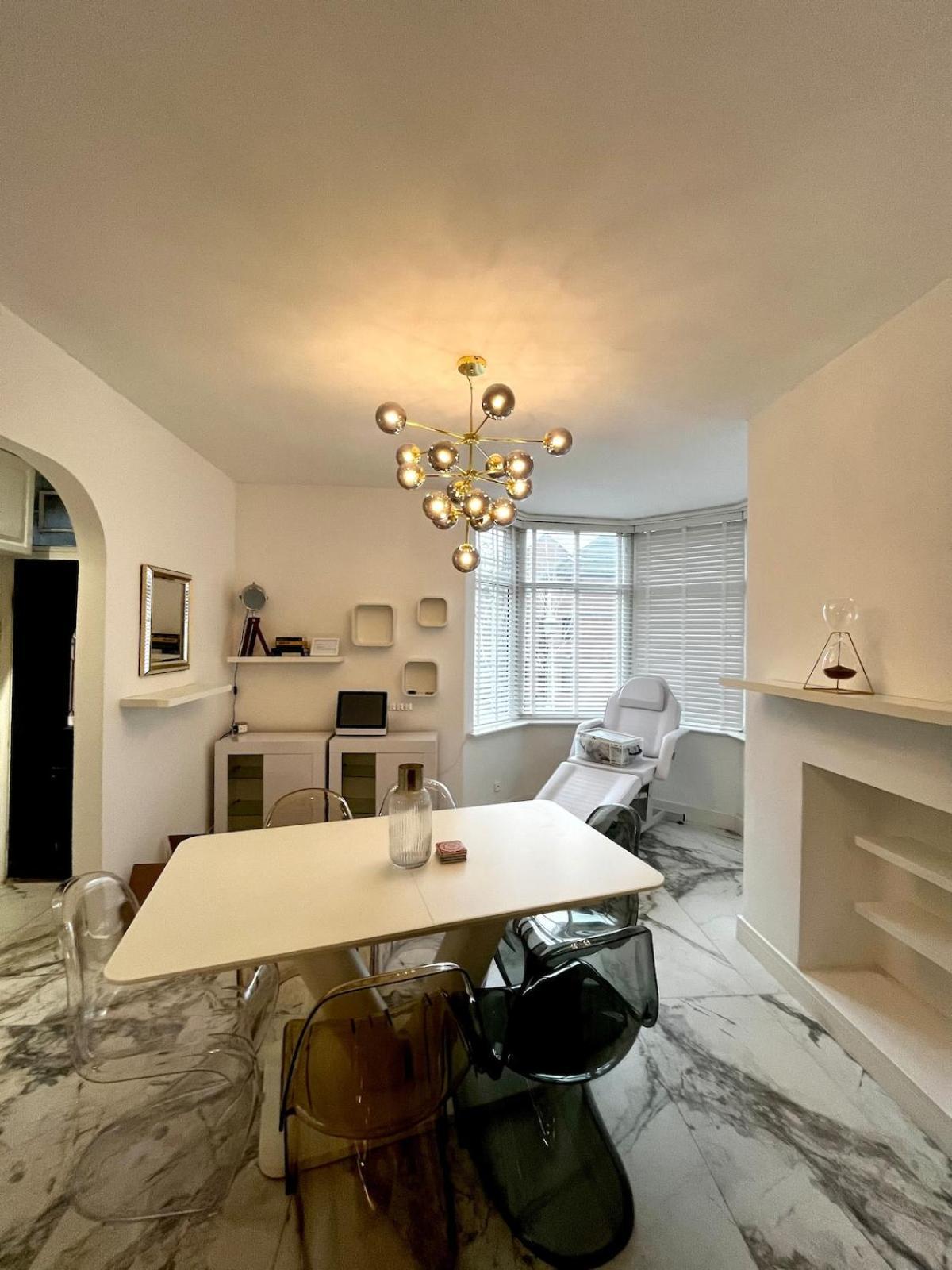 The 3-bed Luxe Sanctuary - Free Parking & Office Manchester