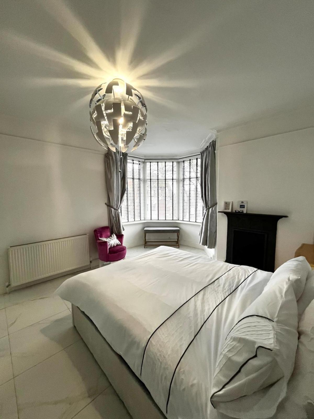 The 3-bed Luxe Sanctuary - Free Parking & Office * Manchester
