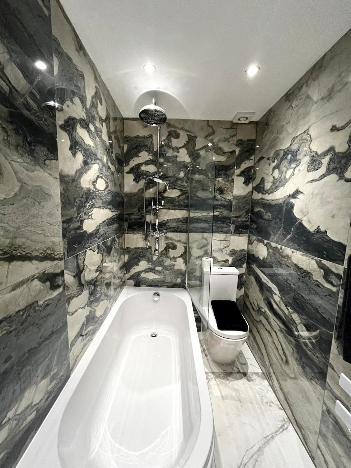 Holiday home The 3-bed Luxe Sanctuary - Free Parking & Office