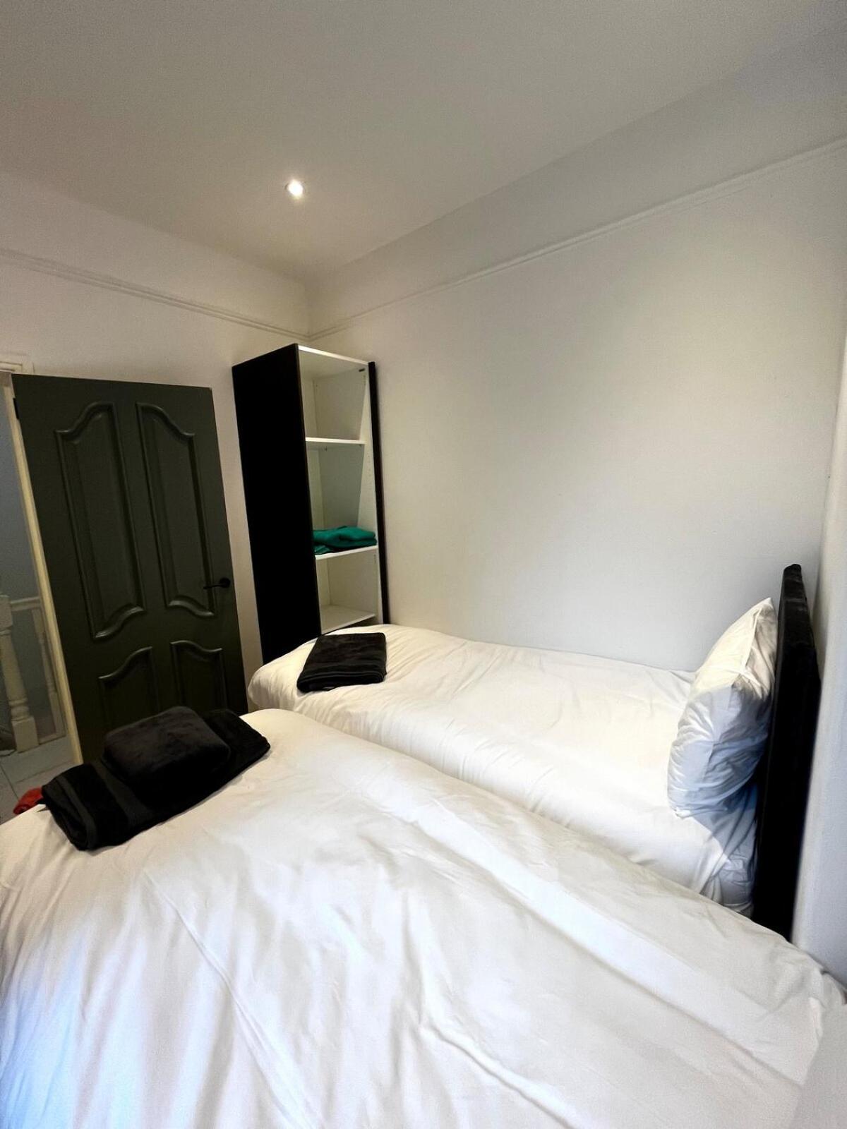 Holiday home The 3-bed Luxe Sanctuary - Free Parking & Office *