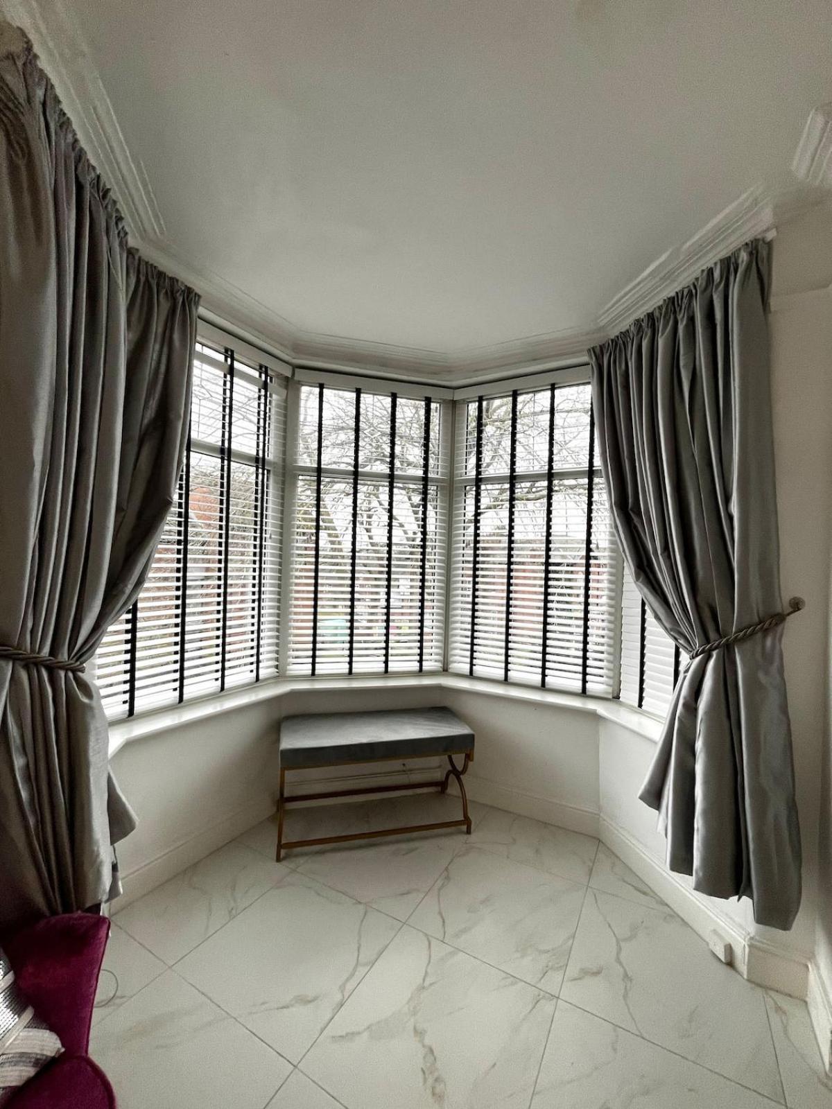 The 3-bed Luxe Sanctuary - Free Parking & Office Holiday home Manchester
