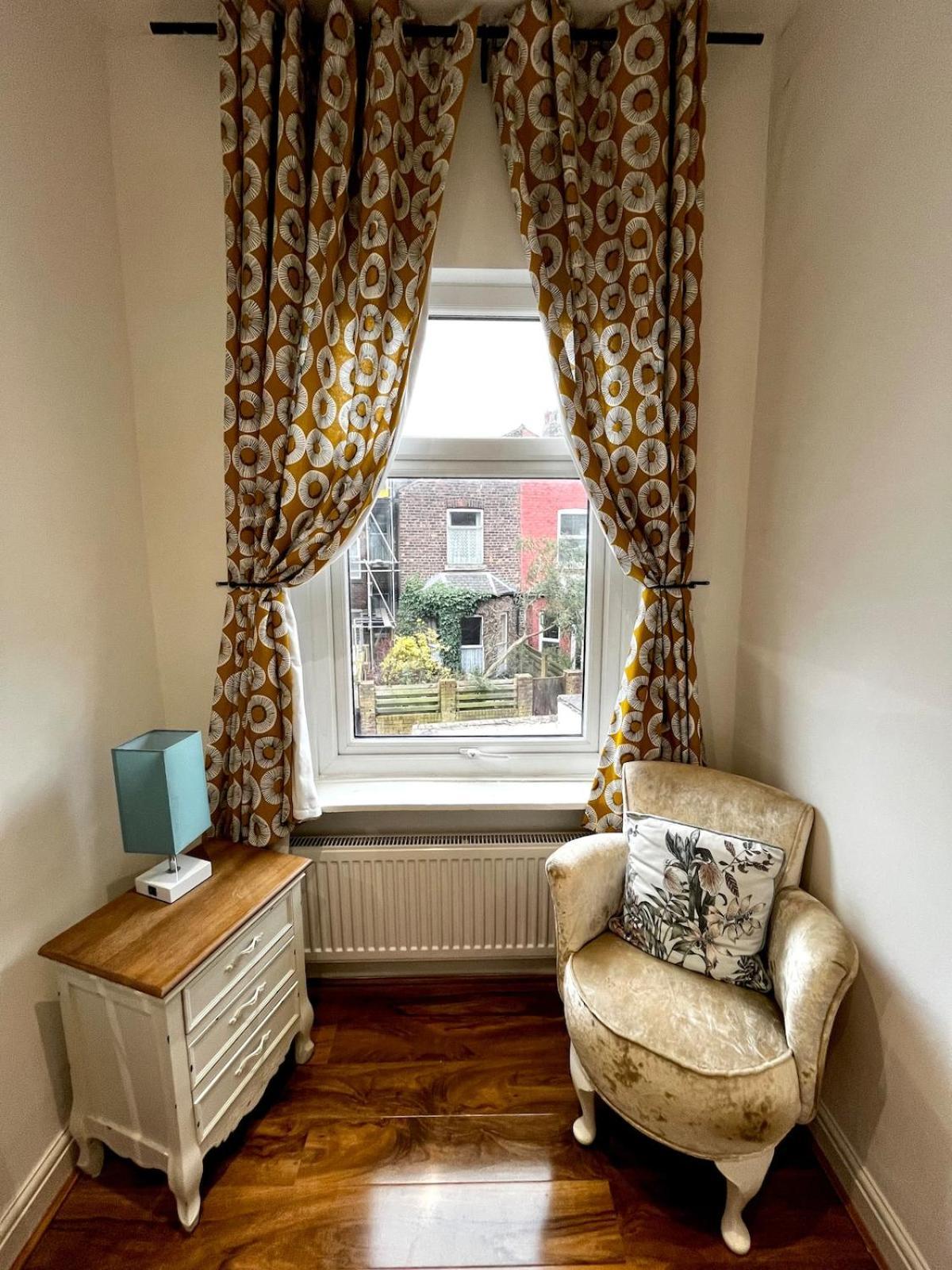 The 3-bed Luxe Sanctuary - Free Parking & Office Holiday home Manchester