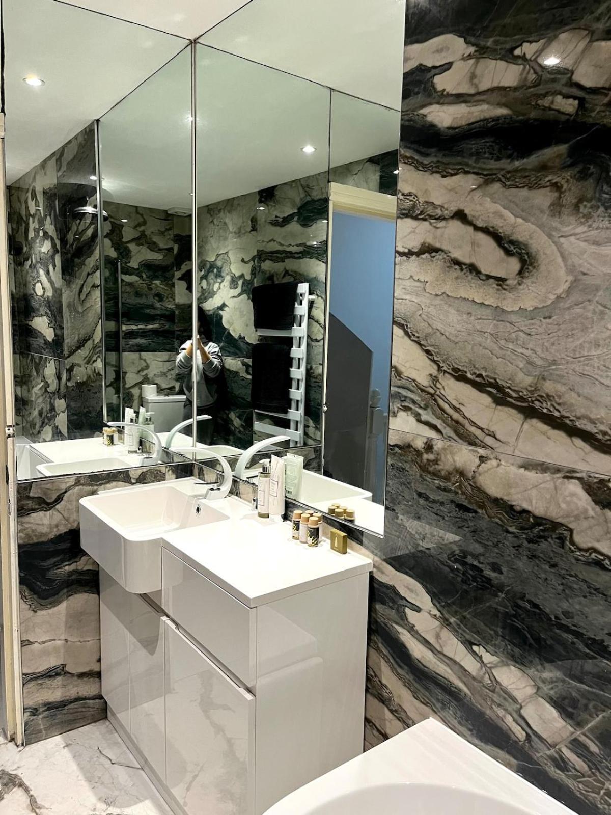 The 3-bed Luxe Sanctuary - Free Parking & Office Manchester
