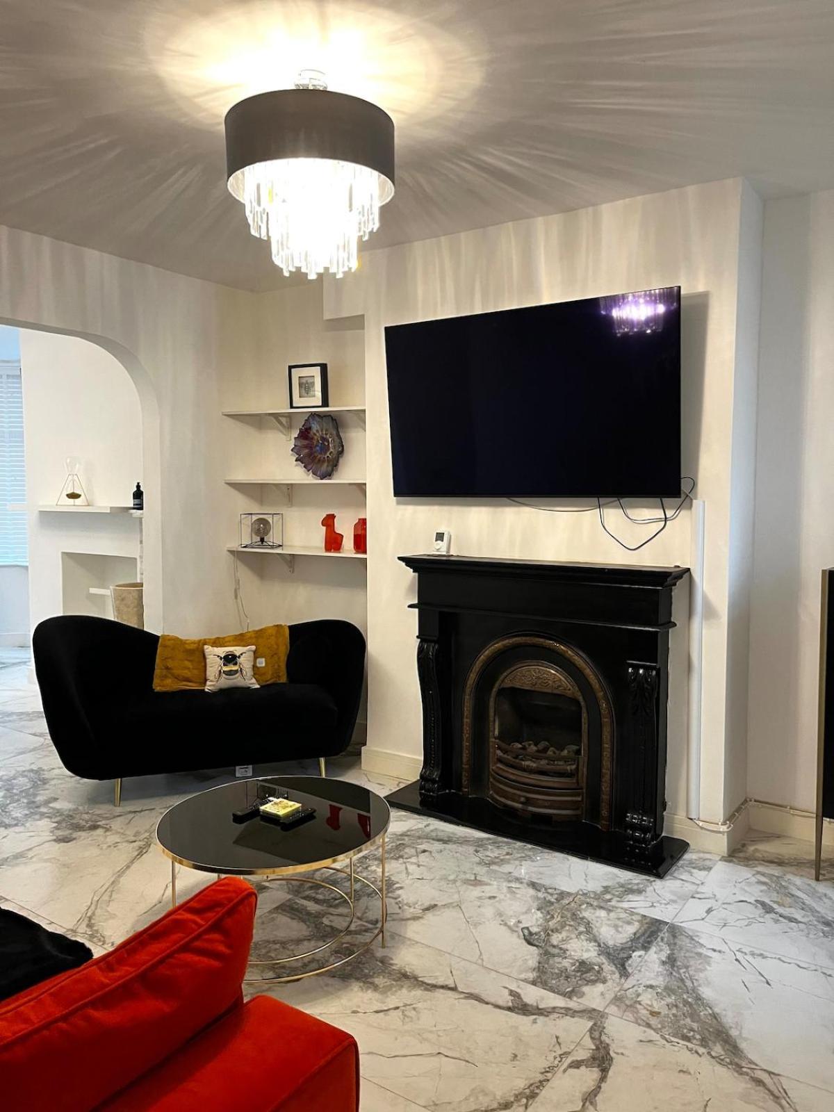 The 3-bed Luxe Sanctuary - Free Parking & Office Holiday home *