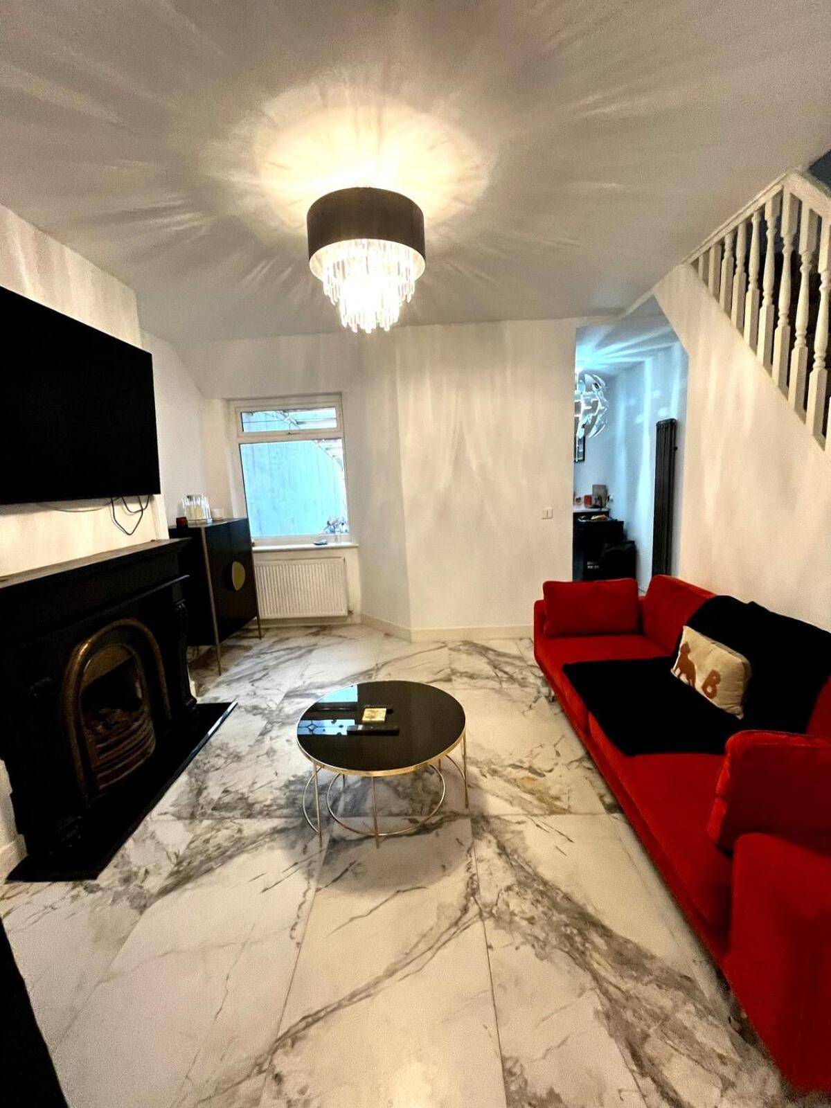 Holiday home The 3-bed Luxe Sanctuary - Free Parking & Office *