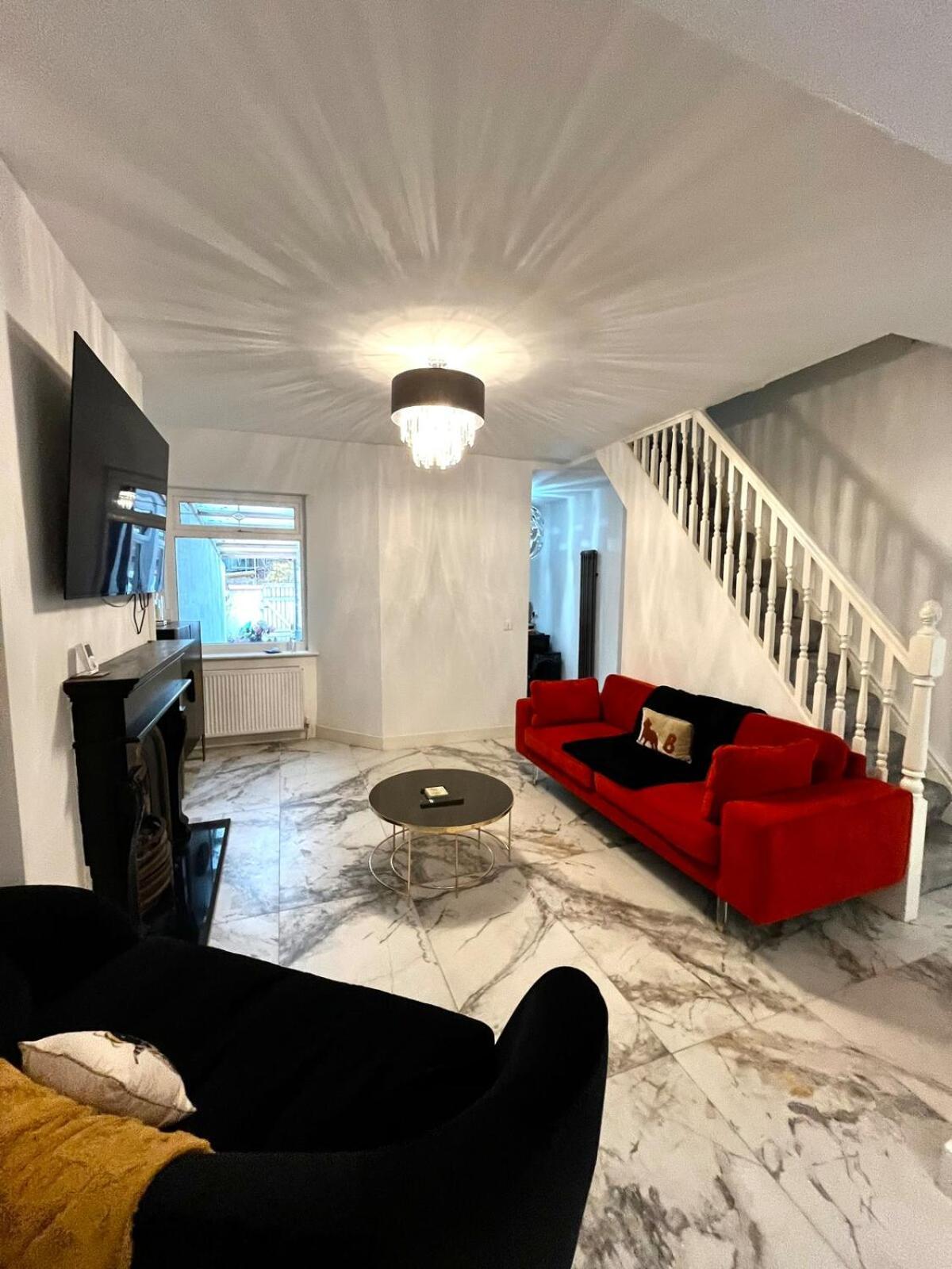 The 3-bed Luxe Sanctuary - Free Parking & Office Holiday home