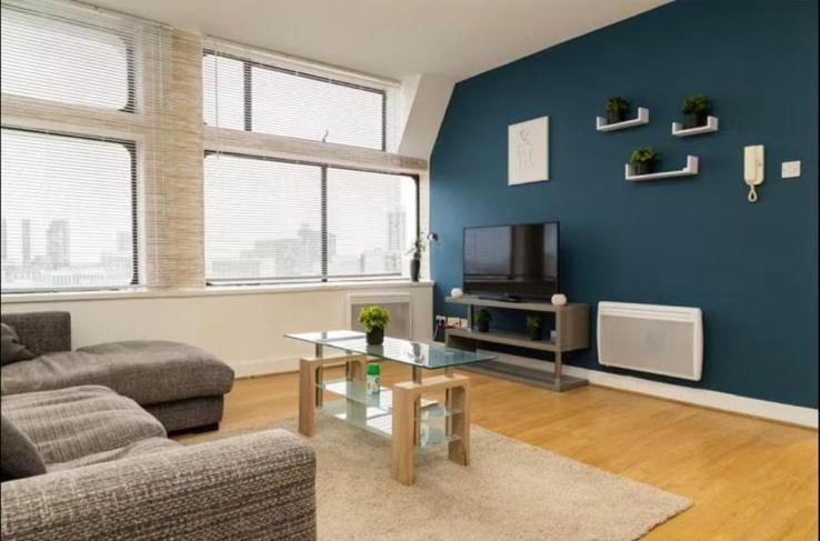 High-floor 2br In Heart Apartment