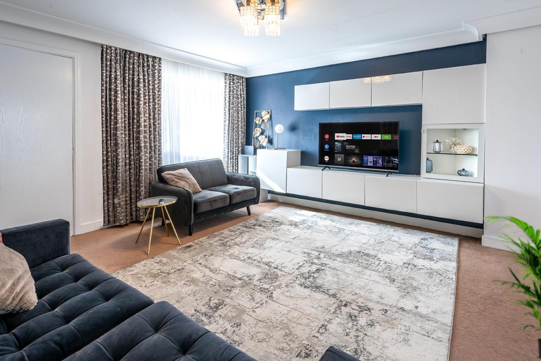 Apartment Modern Near Etihad, Coop Live *