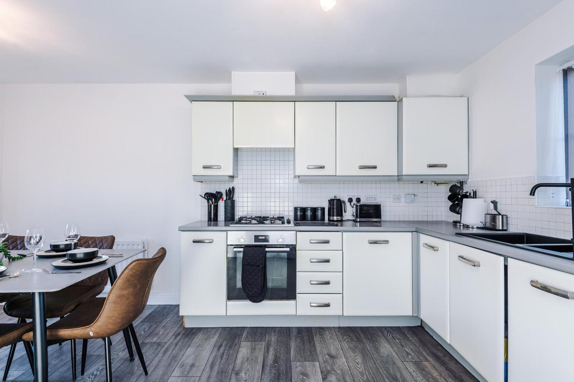 New!- 4 Bed 3 Bath House In By Greenstay Serviced - Free Parking - Fast 250 Mbps Wi-fi - Ideal For Business, Families & Groups - Close To Centre, Airport, Etihad Stadium Manchester