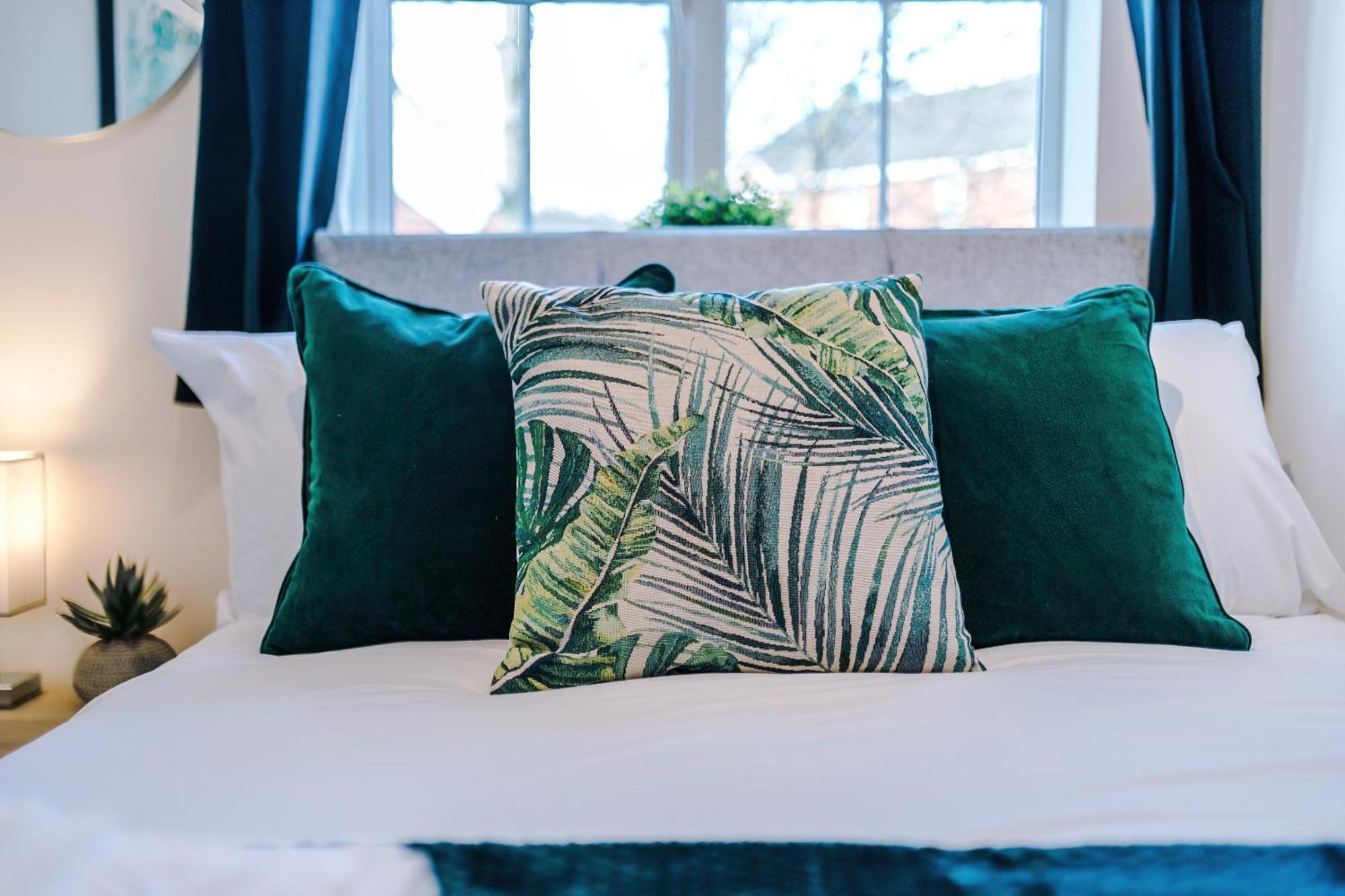 New!- 4 Bed 3 Bath House In By Greenstay Serviced - Free Parking - Fast 250 Mbps Wi-fi - Ideal For Business, Families & Groups - Close To Centre, Airport, Etihad Stadium Holiday home Manchester