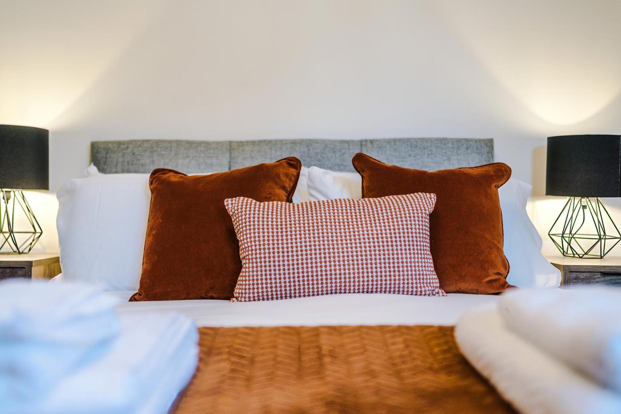 Holiday home New!- 4 Bed 3 Bath House In By Greenstay Serviced - Free Parking - Fast 250 Mbps Wi-fi - Ideal For Business, Families & Groups - Close To Centre, Airport, Etihad Stadium