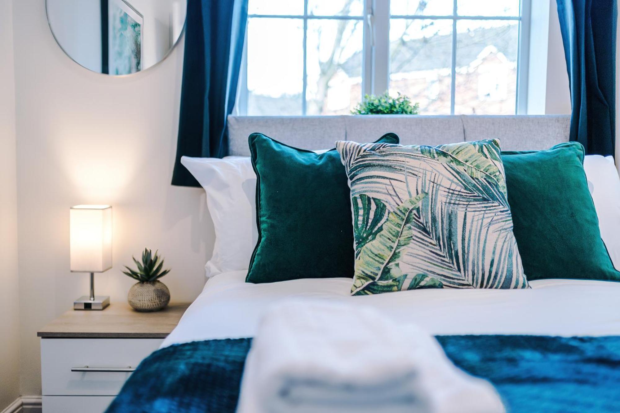 Holiday home New!- 4 Bed 3 Bath House In By Greenstay Serviced - Free Parking - Fast 250 Mbps Wi-fi - Ideal For Business, Families & Groups - Close To Centre, Airport, Etihad Stadium *