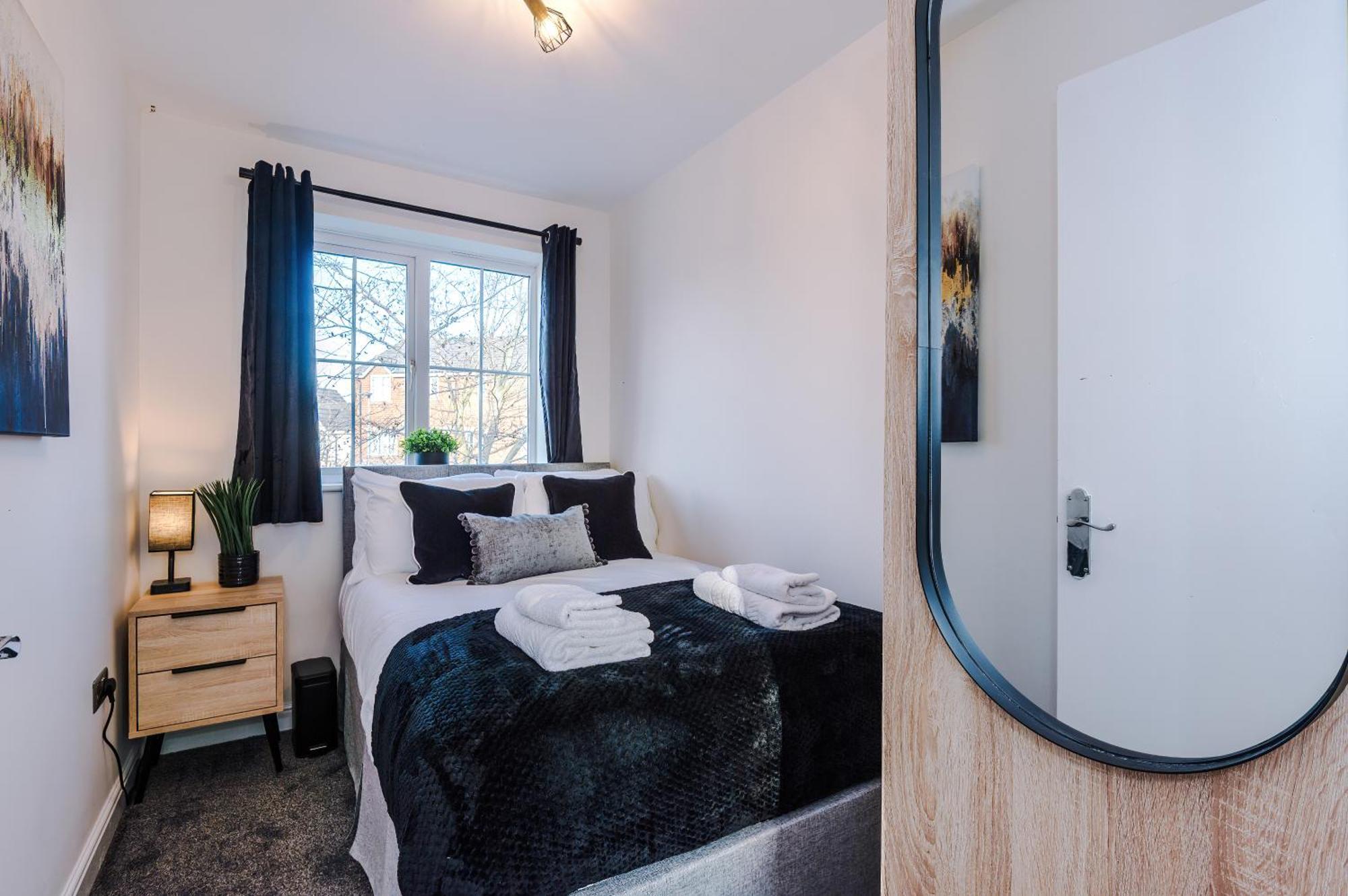 New!- 4 Bed 3 Bath House In By Greenstay Serviced - Free Parking - Fast 250 Mbps Wi-fi - Ideal For Business, Families & Groups - Close To Centre, Airport, Etihad Stadium *