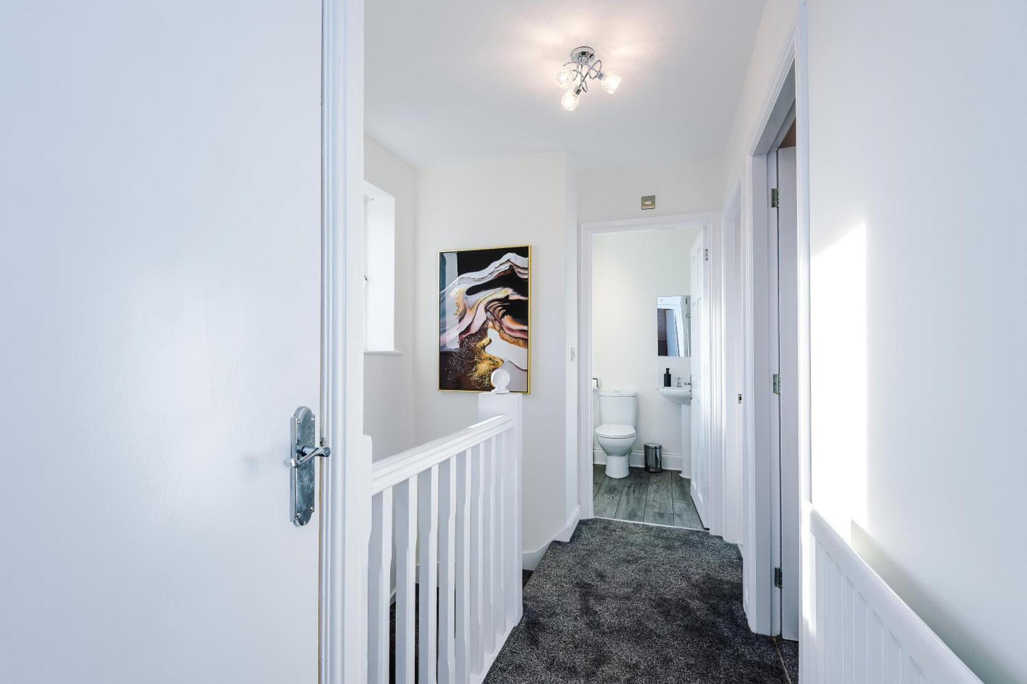 New!- 4 Bed 3 Bath House In By Greenstay Serviced - Free Parking - Fast 250 Mbps Wi-fi - Ideal For Business, Families & Groups - Close To Centre, Airport, Etihad Stadium