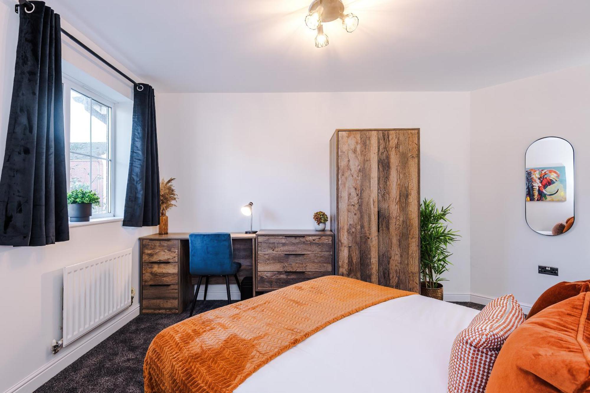 Holiday home New!- 4 Bed 3 Bath House In By Greenstay Serviced - Free Parking - Fast 250 Mbps Wi-fi - Ideal For Business, Families & Groups - Close To Centre, Airport, Etihad Stadium *