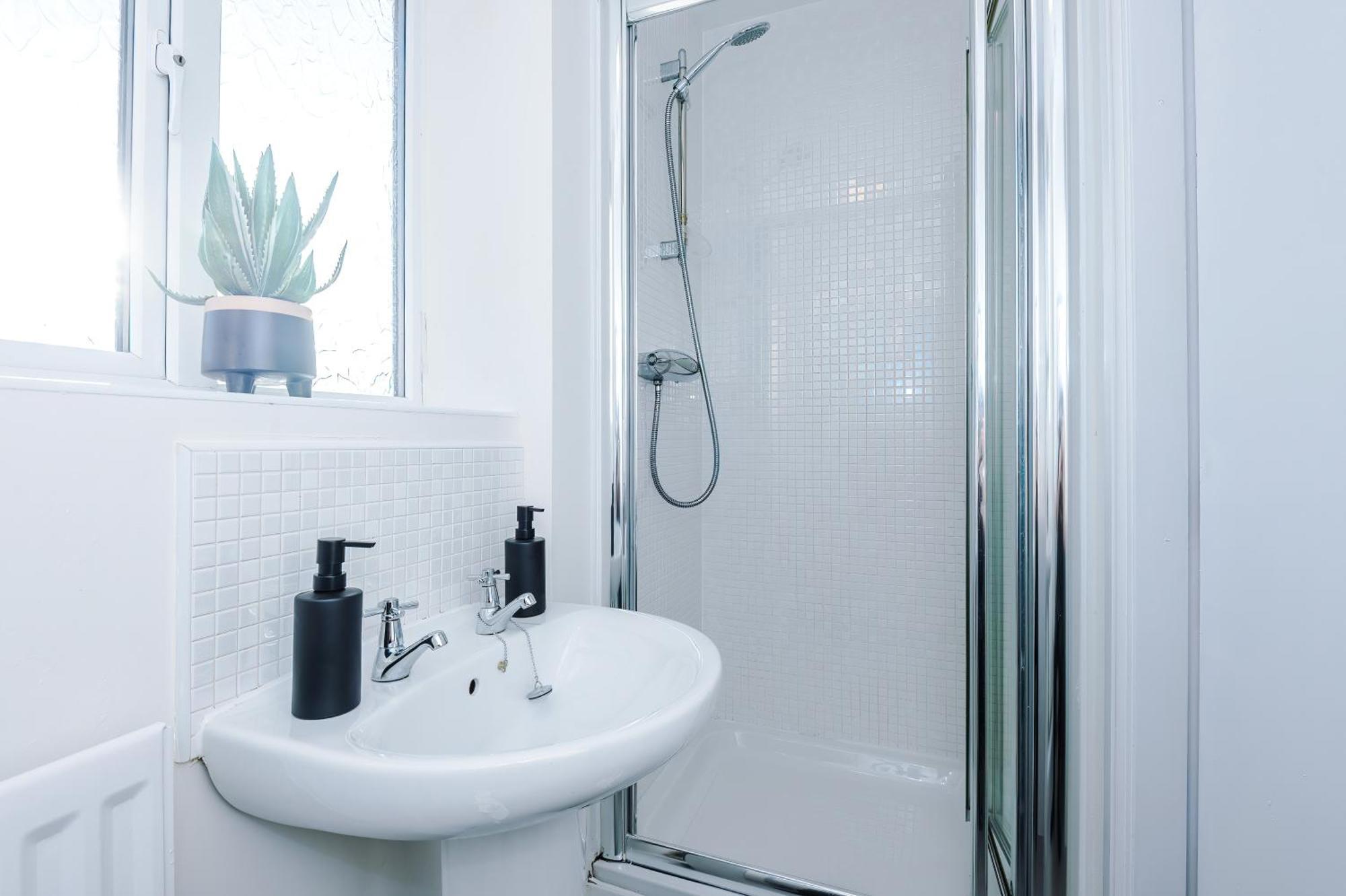 New!- 4 Bed 3 Bath House In By Greenstay Serviced - Free Parking - Fast 250 Mbps Wi-fi - Ideal For Business, Families & Groups - Close To Centre, Airport, Etihad Stadium Holiday home