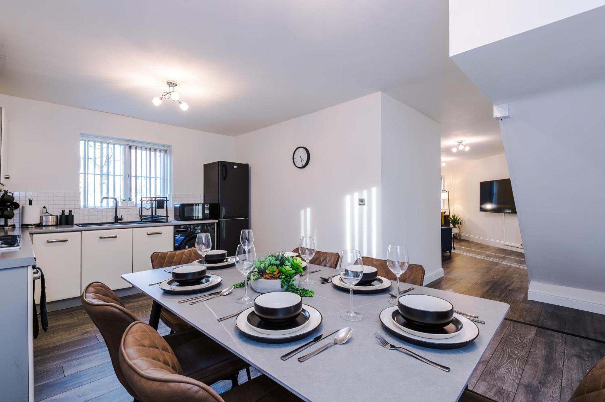 Holiday home New!- 4 Bed 3 Bath House In By Greenstay Serviced - Free Parking - Fast 250 Mbps Wi-fi - Ideal For Business, Families & Groups - Close To Centre, Airport, Etihad Stadium
