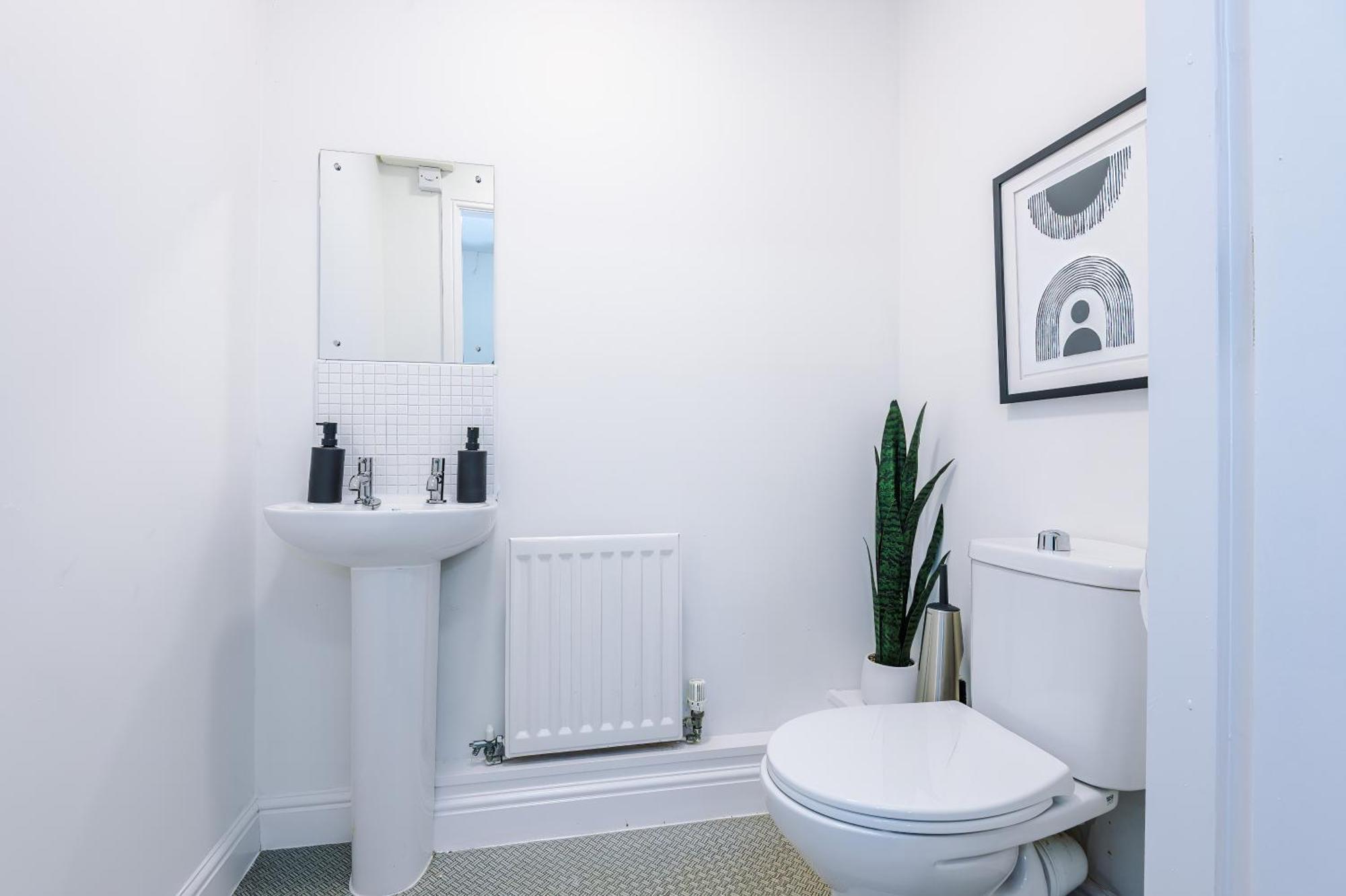 New!- 4 Bed 3 Bath House In By Greenstay Serviced - Free Parking - Fast 250 Mbps Wi-fi - Ideal For Business, Families & Groups - Close To Centre, Airport, Etihad Stadium Holiday home Manchester