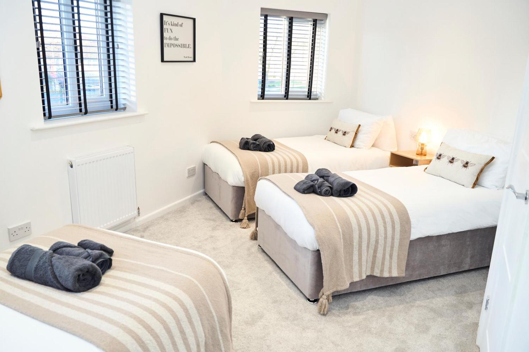 Spacious 2-bed Near Centre, Fast Wifi