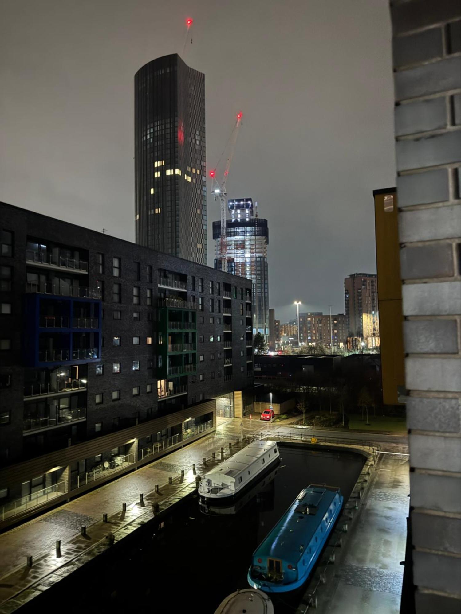 Luxury 1 Bedroom Apartment, Center With Balcony *